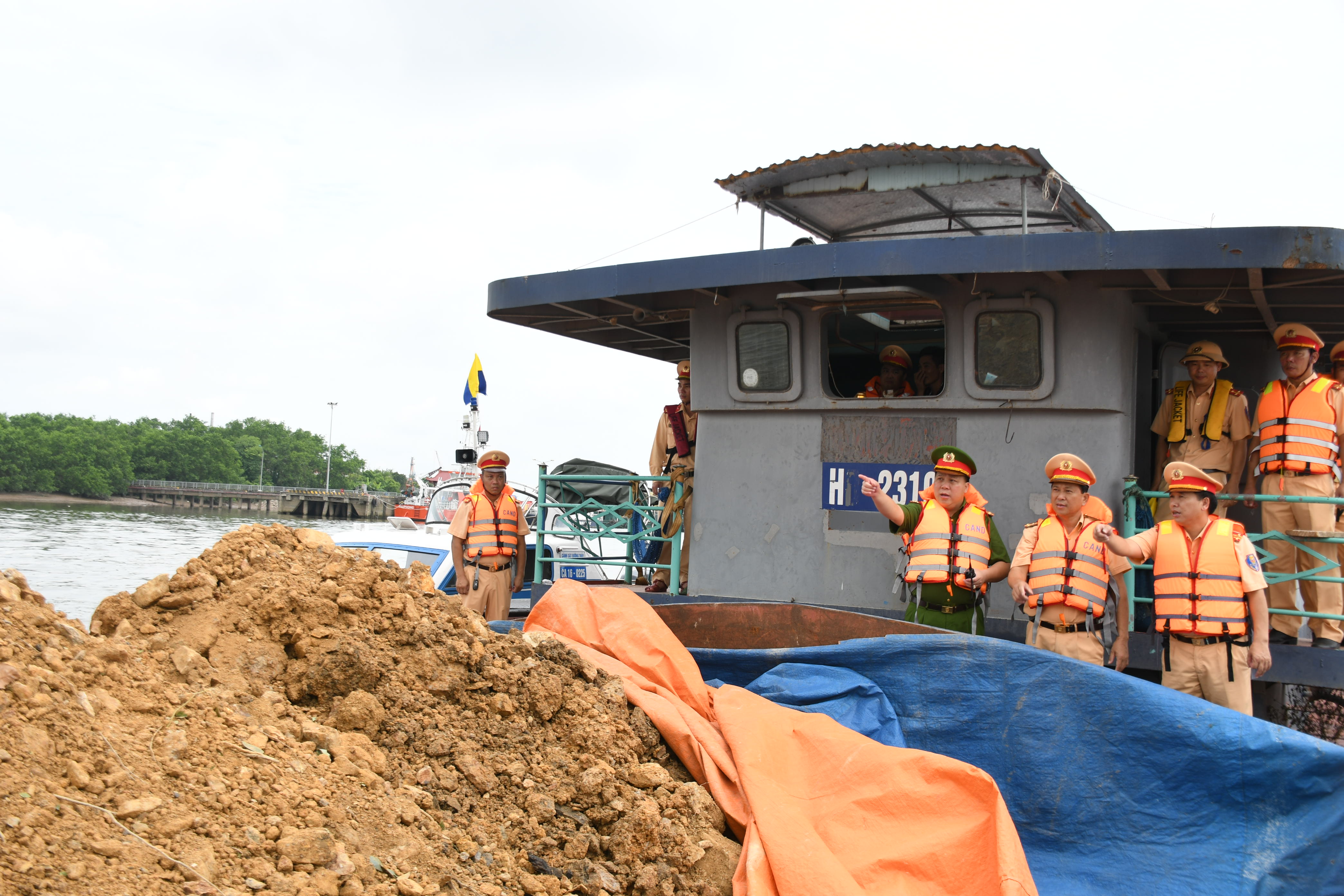  Phòng Cảnh sát đường thủy kiểm tra, xử lý 3 tàu sông chở hàng hóa quá vạch dấu mớn nước an toàn cho phép